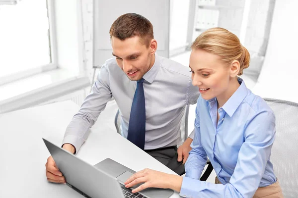 Equipe de negócios com laptop no escritório — Fotografia de Stock