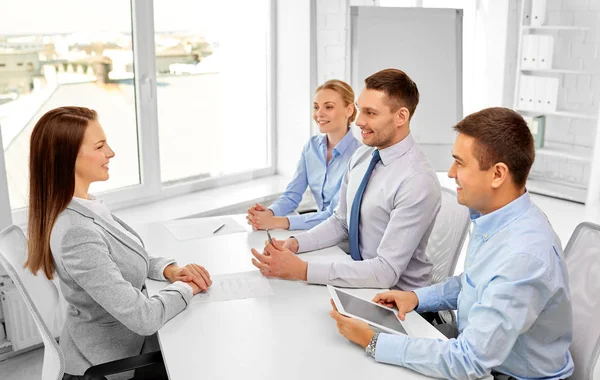 Recrutadores que têm entrevista de emprego com empregado — Fotografia de Stock