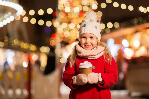 Fille heureuse avec tasse de thé au marché de Noël — Photo