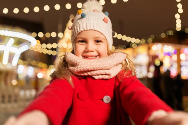 Kislány vesz selfie a karácsonyi piacon — Stock Fotó