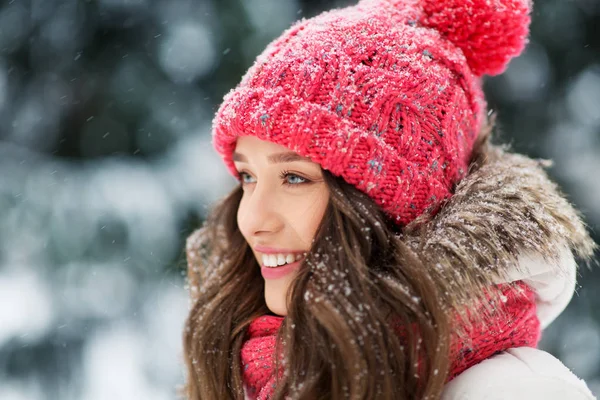 Улыбающаяся девушка-подросток на улице зимой — стоковое фото