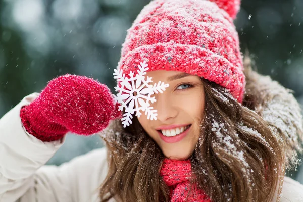 Porträtt av tonårs flicka med snowflake på vintern — Stockfoto