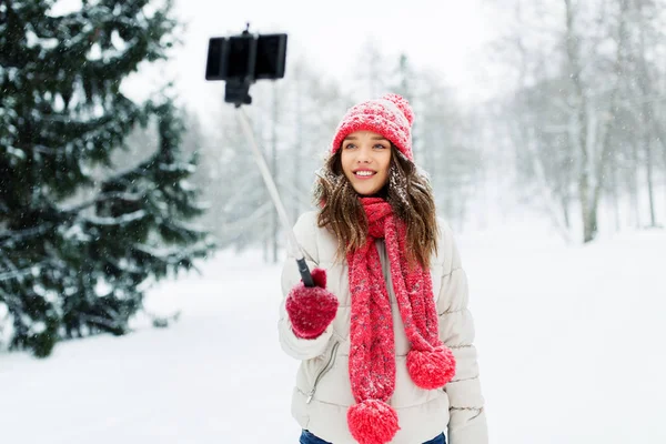 겨울에 모노 포드로 셀카를 찍는 젊은 여자 — 스톡 사진