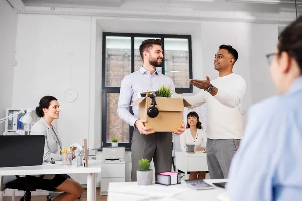 Neue männliche Mitarbeiter treffen Kollegen im Büro — Stockfoto