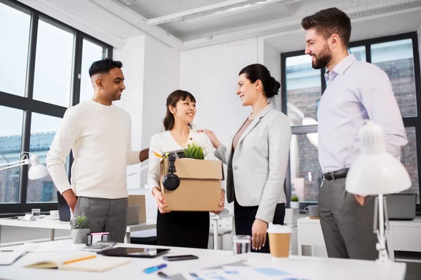 Nuovo dipendente donna incontro colleghi in ufficio — Foto Stock