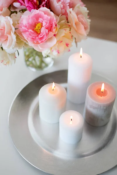 Velas queimando na mesa e flores em casa acolhedora — Fotografia de Stock