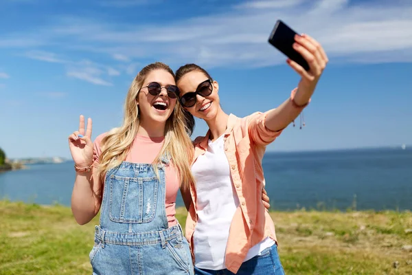 Tonårstjejer eller vänner som tar selfie på sommaren — Stockfoto