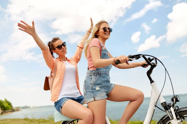 Adolescentes o amigos montar en bicicleta en verano —  Fotos de Stock