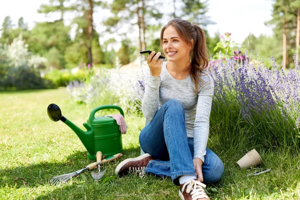 Tuinman opname Voice bericht met smartphone — Stockfoto