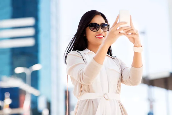 Asiatique femme prendre selfie par smartphone dans la ville — Photo