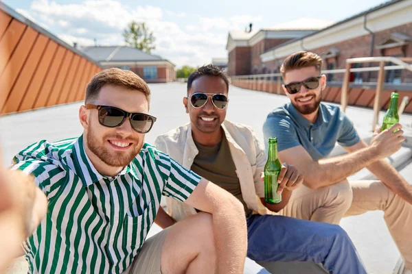 Homens bebendo cerveja e tomando selfie na rua — Fotografia de Stock