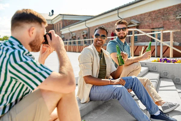 Homme photographier amis boire de la bière dans la rue — Photo