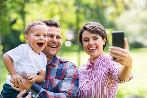 Gelukkig familie nemen selfie in zomer park — Stockfoto