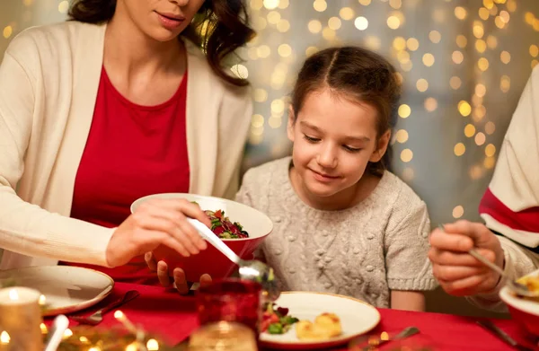 Feliz familia teniendo cena de Navidad en casa —  Fotos de Stock