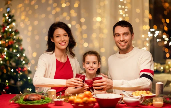 Glückliche Familie beim Weihnachtsessen zu Hause — Stockfoto