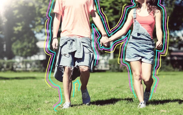 Feliz casal adolescente andando no parque de verão — Fotografia de Stock