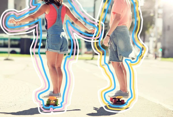 Dospívající pár na koni skateboardy na ulici — Stock fotografie