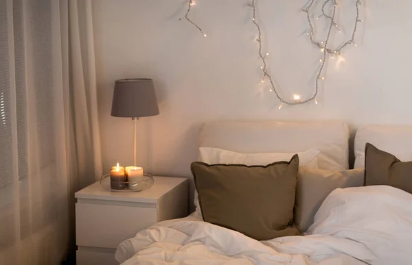 Диван с подушками в уютной гостиной — стоковое фото