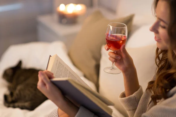 Mutlu genç kadın evde yatakta kitap okumak — Stok fotoğraf