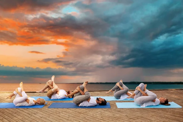 Gruppe von Menschen, die Yoga-Übungen im Freien machen — Stockfoto