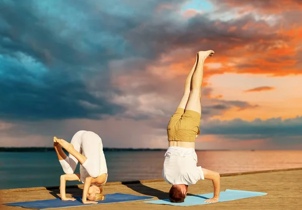 Paar maken yoga buiten — Stockfoto