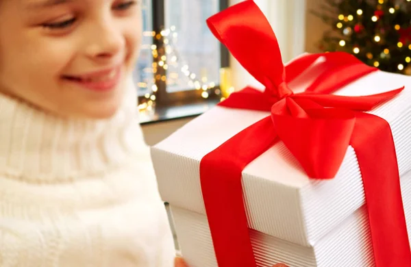 Menina bonita feliz com presente de Natal em casa — Fotografia de Stock