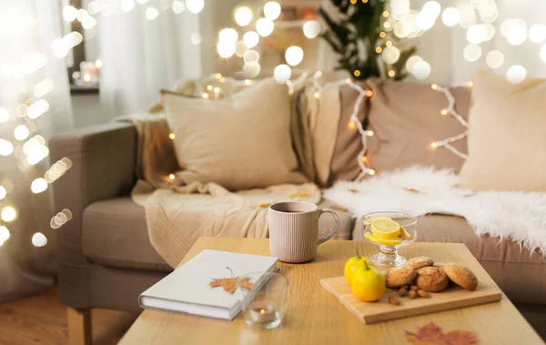 Té con limón, libro y galletas en la mesa en casa — Foto de Stock