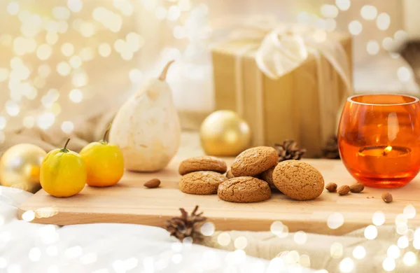 Biscotti, limone, candela e regalo di Natale a casa — Foto Stock