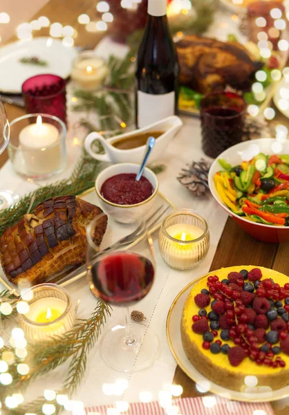 Comida y bebidas en la mesa de Navidad en casa — Foto de Stock