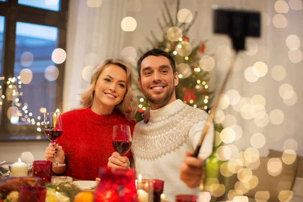 Pareja tomando foto por selfie palo en Navidad —  Fotos de Stock