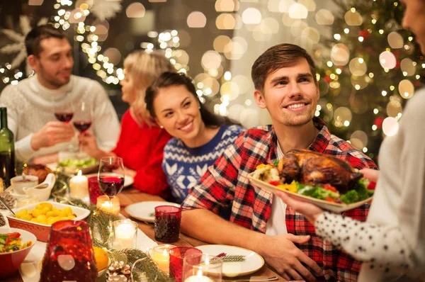 집에서 크리스마스 저녁 식사를 하는 행복 한 친구들 — 스톡 사진
