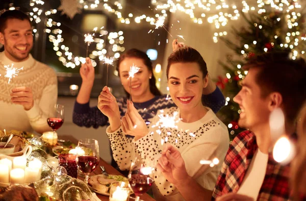 Amigos felizes celebrando o Natal em casa festa — Fotografia de Stock