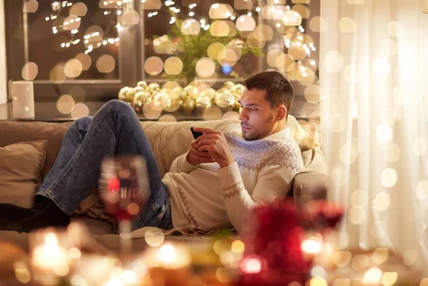 크리스마스 선물로 집에 스마트폰을 가지고 있는 남자 — 스톡 사진