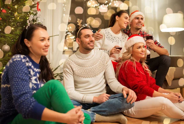 Amici che celebrano il Natale e bevono vino — Foto Stock