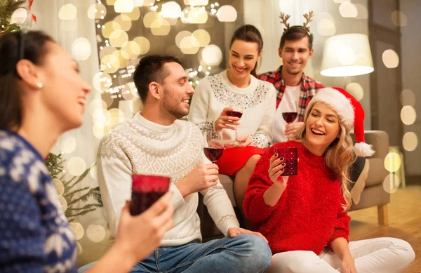 Друзі святкують Різдво і п'ють вино — стокове фото