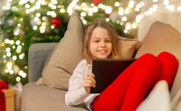 Chica sonriente con la tableta de la PC en casa de Navidad — Foto de Stock