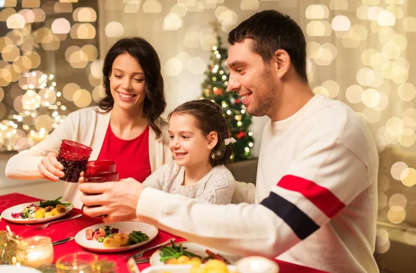 Mutlu bir aile evde Noel yemeği yiyor. — Stok fotoğraf