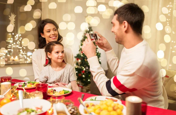Счастливая семья фотографирует на рождественский ужин — стоковое фото