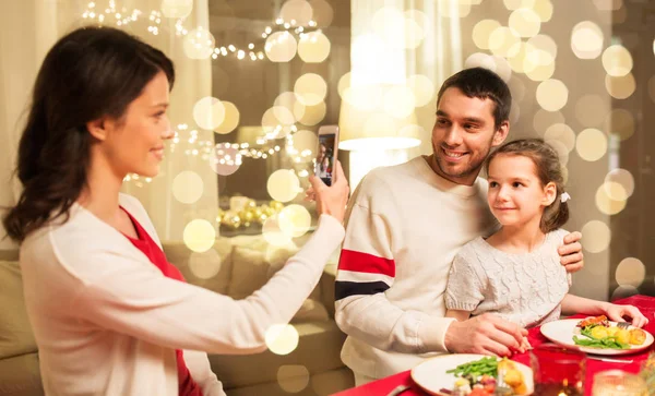 Gelukkige familie nemen foto kerstdiner — Stockfoto