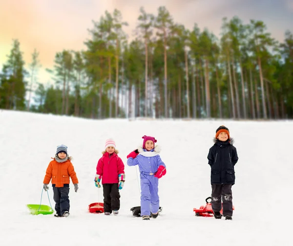 Happy little kids with sleds in winter — Stock Photo, Image