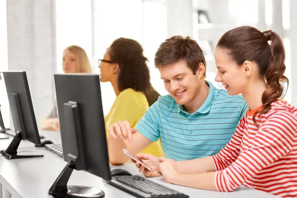 Studenti delle scuole superiori con smartphone e computer — Foto Stock