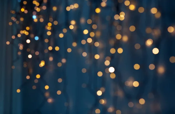 Natal guirlanda luzes sobre fundo azul escuro — Fotografia de Stock