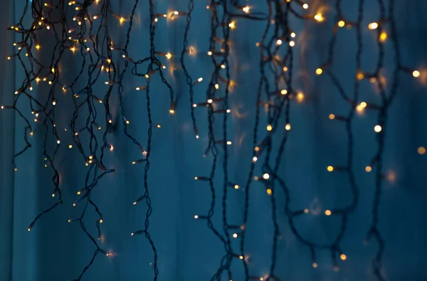 Natal guirlanda luzes sobre fundo azul escuro — Fotografia de Stock