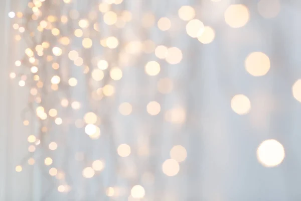 Luces de guirnalda de Navidad sobre fondo gris — Foto de Stock