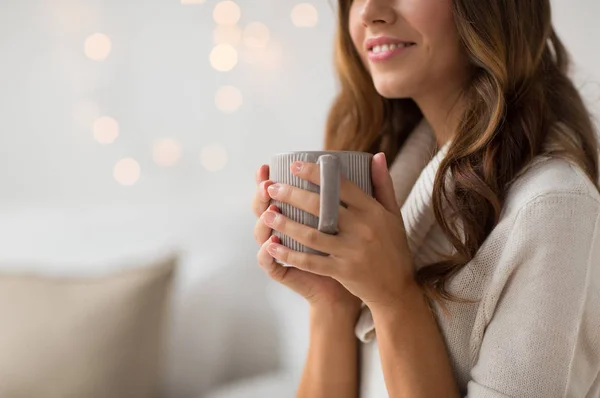 Крупним планом щаслива жінка з чашкою кави вдома — стокове фото