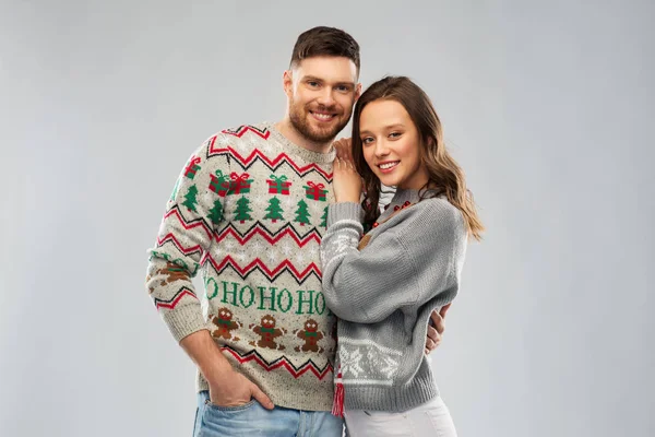 Feliz pareja en la fiesta de Navidad suéter feo —  Fotos de Stock