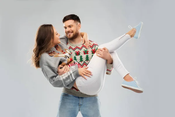 Glückliches Paar auf Weihnachten hässlichen Pullover Party — Stockfoto