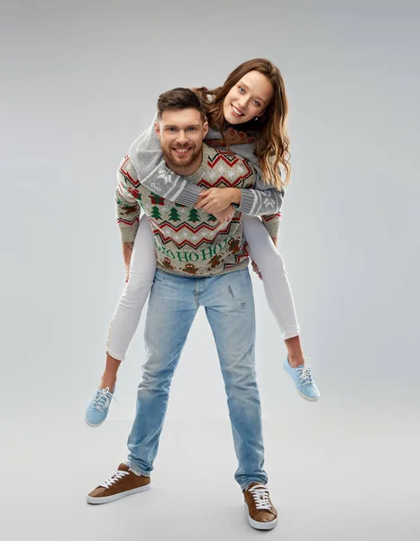 Casal feliz na festa de Natal camisola feia — Fotografia de Stock