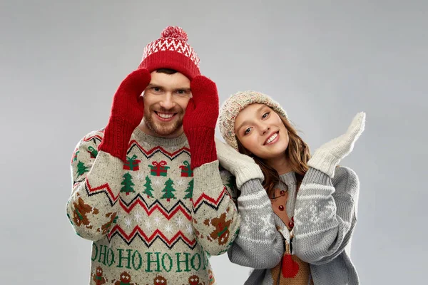 Glückliches Paar auf Weihnachten hässlichen Pullover Party — Stockfoto