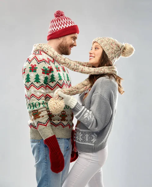 幸せなカップルでクリスマス醜いセーターパーティー — ストック写真